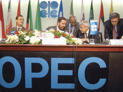 Giá dầu giảm do OPEC quyết định giữ sản lượng